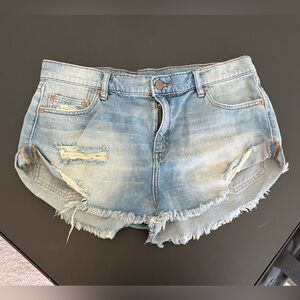 BDG Low Rise Boyfriend Denim Shorts Distressed Size 30W